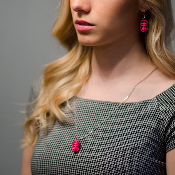 Ensemble d'impression 3D collier pendentif boucles d'oreilles rose résine teinte à la main design géométrique sphère romantique capsule bijoux artisanat numérique