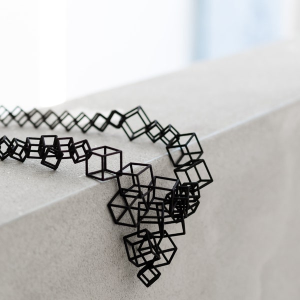 Collana geometrica con cubi in stampa 3d; regalo per fidanzata o moglie architetto, ingegnere, studentessa o insegnante di matematica