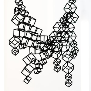 Può includere: Opera d'arte geometrica astratta nera con forme di cubi interconnesse. I cubi variano in dimensioni e sono disposti in un design a cascata su uno sfondo bianco. L'opera d'arte è un design moderno e minimalista.
