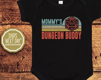 Compañero de mazmorras de mamá, Calabozos y dragones, TTRPG, Body de bebé, Camiseta para niño pequeño