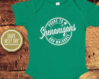 Propenso a las travesuras y las tonterías, Día de San Patricio, Body de bebé, Camiseta para niño pequeño