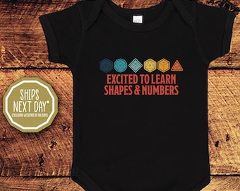 Emocionado por aprender formas y números, Dungeons and Dragons, TTRPG, Body de bebé, Camiseta para niño pequeño