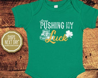 Body de bebé y camiseta para niño pequeño "Siempre empujando mi suerte"