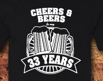 ¡Salud y cervezas por 33 años, 33.º cumpleaños! Camiseta de algodón unisex.