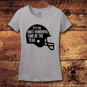 K&ouml;nnte beinhalten: Graues T-Shirt mit einem schwarzen Footballhelm-Motiv und dem Text "Es ist die sch&ouml;nste Zeit des Jahres".