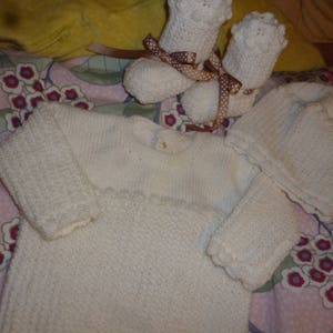 Ens pull/ brassiere bonnet et ses chaussons en laine tricote main blanc/taupe ideal pour la maternite image 1