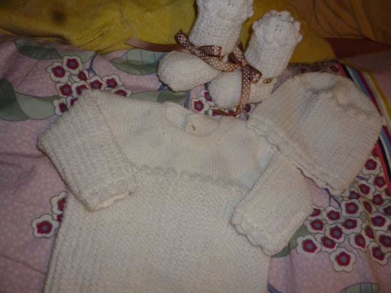 Ens pull/ brassiere bonnet et ses chaussons en laine tricote main blanc/taupe ideal pour la maternite image 1