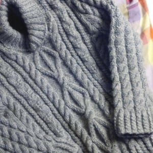 Pull irlandais gris tricoté main en laine taille 4 ans image 1