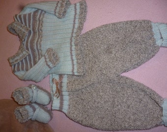 Ens pull/ brassiere, pantalon et chaussons en laine merino tricote main moderne taupe et ciel ideal pour trousseau maternite