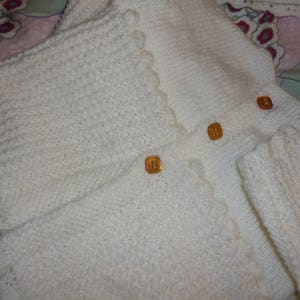 Ens pull/ brassiere bonnet et ses chaussons en laine tricote main blanc/taupe ideal pour la maternite image 5