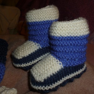 Enspull/ brassiere, bonnet et chaussons en laine MERINO tricote main bleu ideal pour trousseau maternite image 5