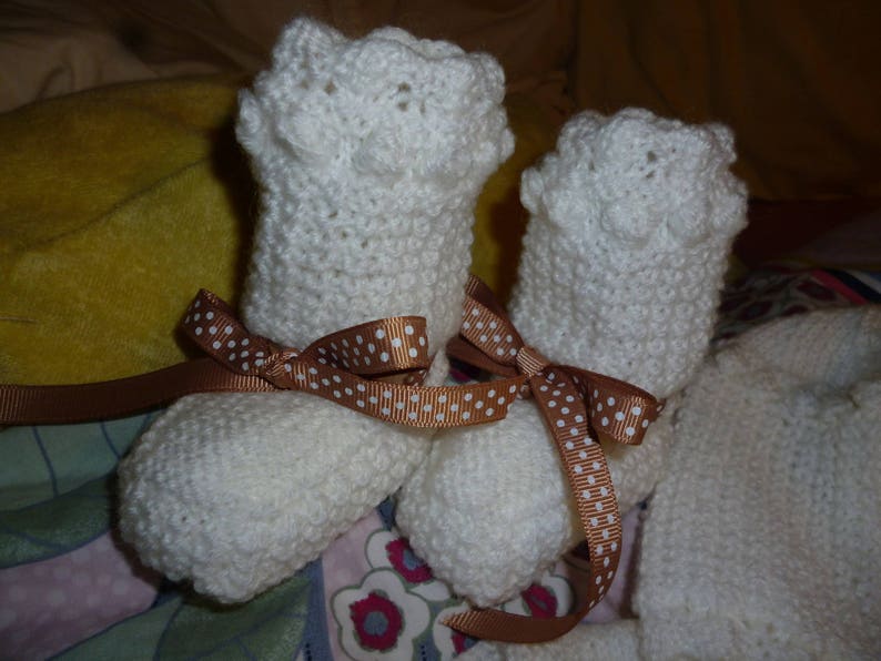 Ens pull/ brassiere bonnet et ses chaussons en laine tricote main blanc/taupe ideal pour la maternite image 4