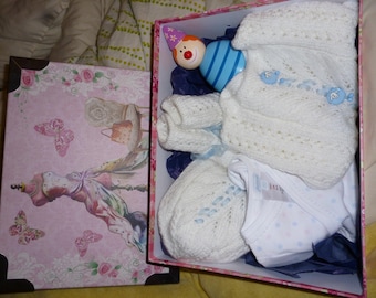 BOX baby sweater / jacket, bonnet, booties in wool and body knitted handmade modern lime/white/lace ideal for Keychain