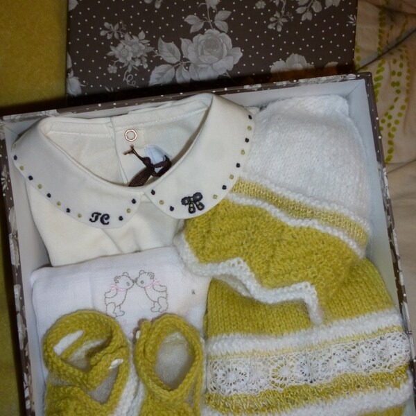 Birth box sweater/brassiere, bonnet and slippers in handmade modern white/aniseed/lace ideal for maternity keychain