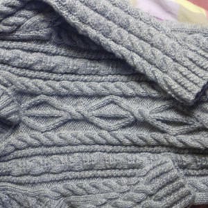 Pull irlandais gris tricoté main en laine taille 4 ans image 2