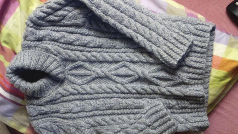 Pull irlandais gris tricoté main en laine taille 4 ans image 2