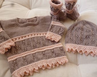 Ens brassiere, bonnet et chaussons en laine tricote main moderne taupe et rose ideal pour trousseau maternite