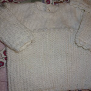 Ens pull/ brassiere bonnet et ses chaussons en laine tricote main blanc/taupe ideal pour la maternite image 2