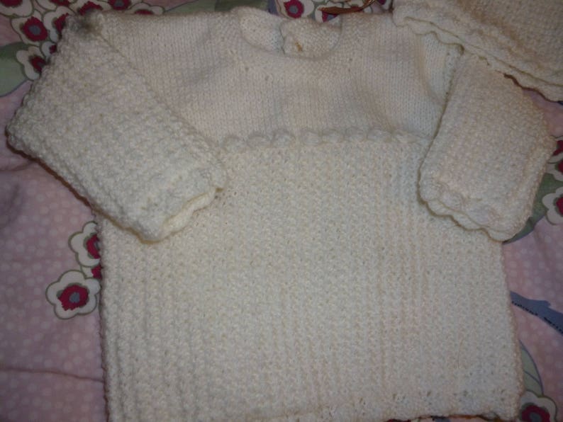 Ens pull/ brassiere bonnet et ses chaussons en laine tricote main blanc/taupe ideal pour la maternite image 2