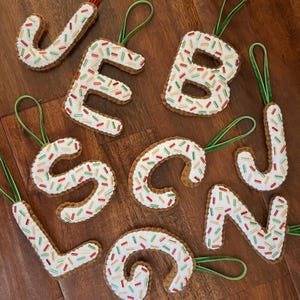 Enfeite de letra de feltro bordado à mão, biscoito de açúcar, monograma, inicial, decoração personalizada de Natal, com miçangas, costurado à mão, feito à mão