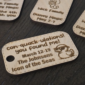 Puede incluir: Llavero de madera con un pato con gafas de sol y el texto "con-quack-ulations! you found me! March 12-19 The Johnsons Icon of the Seas"