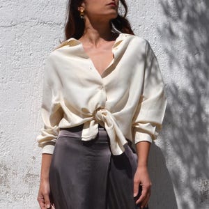 Cream gofre 100% silk button down collar shirt.one size