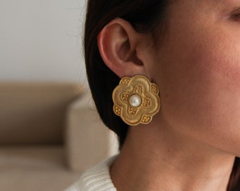 Deadstock gold tone white pearl metallic earrings,clip on earrings.
