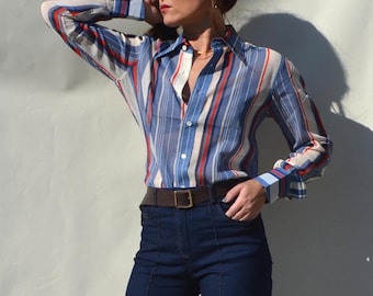 Camisa Yves Saint Laurent listrada em algodão batista azul/branco/vermelho, estilo anos 70/80, com colarinho abotoado. Tamanhos 38 e 39.