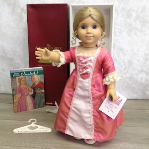 American Girl Pleasant Company Doll Felicity Friend ELIZABETH In MEET OUTFIT Con orecchini Libro in brossura Etichetta da polso e scatola originale bordeaux