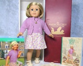 American Girl Pleasant Company 18 quot KIT DOLL In Meet Outfit 2 Books Green Barrette Hat Purse Buffalo Nickel Hankie Necklace Accessories Box