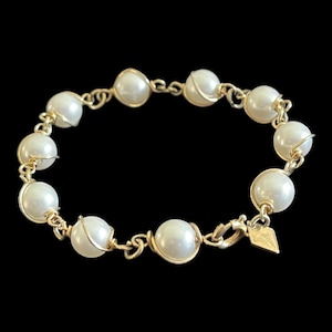 Vintage Sarah Coventry c1966 Simulated PEARL BRACELET 7.5&quot; Gold Tone Wrapped Faux Pearls