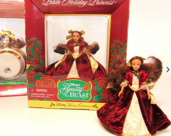 1997 Disney Petite Holiday Collection Princesse BELLE MINI DOLL / Ornement pour American Girl Dolls Doll Stand She Jingles Limited