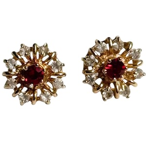 Può includere: Una tazza di ceramica bianca con manico nero e la scritta "But First, Coffee" in grassetto nero. La tazza è posta su uno sfondo sfocato, che suggerisce un'atmosfera accogliente.