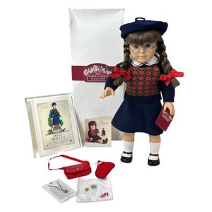 Vintage American Girl Pleasant Company MOLLY DOLL 1986 In Treffen Outfit + Mollys Accessoires Medaillon Halskette Bild Geldbörse 1943 Münze