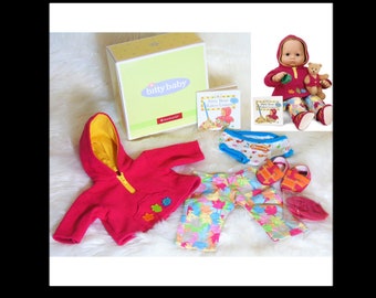 American Girl Bitty Baby ensemble de tenues de feuilles d'automne pantalons d'automne à capuche sous-vêtements chaussures chaussettes livre dans la boîte