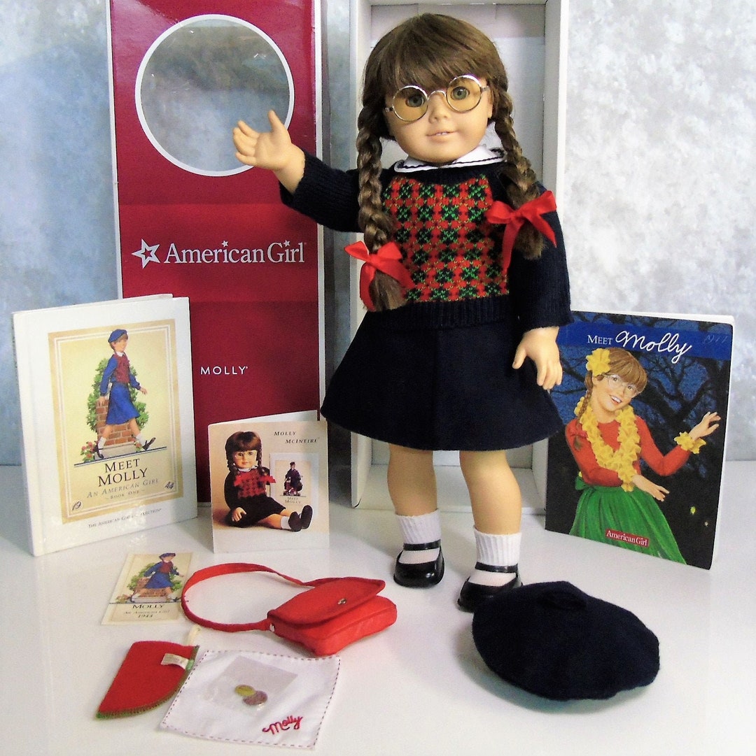 Retired American Girl Pleasant Company 18 MOLLY DOLL in Meet Outfit &  Accessories. Purse, 1943 Steel, Hankie, 2 Books Wrist Tag BOX 