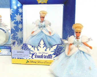 1997 Disney Petite Holiday Collection MINI CINDERILLA DOLL Ornement pour poupées American Girl avec support She Jingles - LimitedEdition