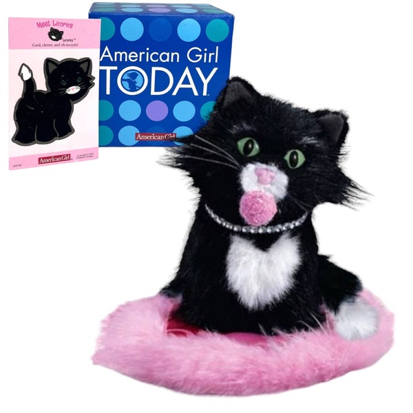 American Girl Today LICORICE THE CAT First Editions Rhinestone Collar Pet Bed Cushion Pink Yarn Ball Magnetic Toy Cat Sticker In Box!