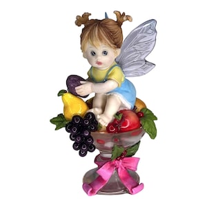Figura de hada de My Little Kitchen Fairies, vintage de 2004, con alas de ángel de acrílico, en copa de champán y fruta.