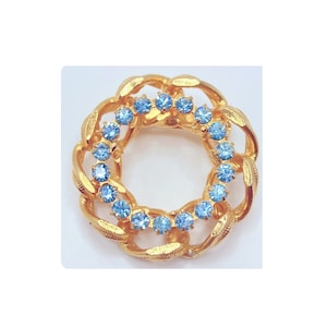 American Vintage BROOCH PIN 1.5&quot; Ring Gold Chain Blue Rhinestone Filigree Floral