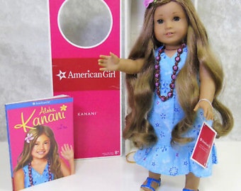 American Girl 18" Hawaiian KANANI DOLL + Meet Outfit With Necklace Flower Hair Barrette Shoes Book Wrist Tag - NEW Condition In Original Box