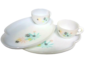Juego vintage de 4 piezas de vidrio blanco con leche, PLATOS Y TAZAS PARA BOCADILLOS, diseño floral, estilo moderno de mediados de siglo, azul y multicolor.