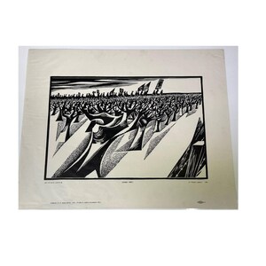 Puede incluir: Grabado en madera en blanco y negro que representa una multitud de personas con los brazos levantados y banderas. La obra de arte presenta un paisaje estilizado con árboles y una línea de horizonte. La impresión está sobre papel color crema.