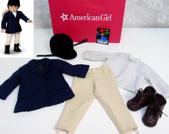 Traje de equitación American Girl, pantalones de montar con cinta azul, casco, botas, chaqueta y camisa
