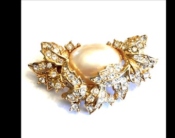 VTG Richelieu BROOCH Gold Rhinestone & Faux Pearl Large 2" Pin Cabochon Signed
