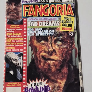 Puede incluir: Una portada de la revista Fangoria vintage con una imagen espantosa de un personaje de película de terror. La portada incluye texto como "Bad Dreams", "The next Nightmare on Elm Street?!" y "Free Howling Poster!". Es una vista previa de las películas más horribles del 88.