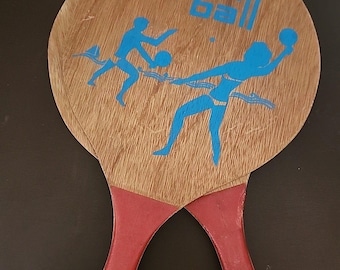 Juego de pelotas de playa de madera VINTAGE (2) con mangos rojos / Nostalgia de mediados de siglo