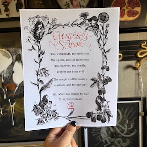 Può includere: Una stampa in bianco e nero con il testo "Everybody Scream" in corsivo rosso. La stampa presenta illustrazioni di donne, fiori e bacche, con una poesia sulla stregoneria e il mistero.