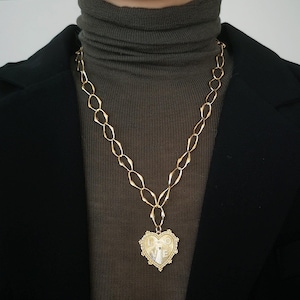 Collar con dije de corazón dorado grueso, collar con corazón grande, collar con letra de amor pavé, collar llamativo dorado