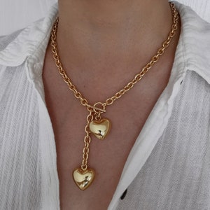 18K Gold Doppel Herz Charm Lariat Halskette, Chunky Statement Herz Charm Halskette, Knebelverschluss Halskette, Liebe Halskette